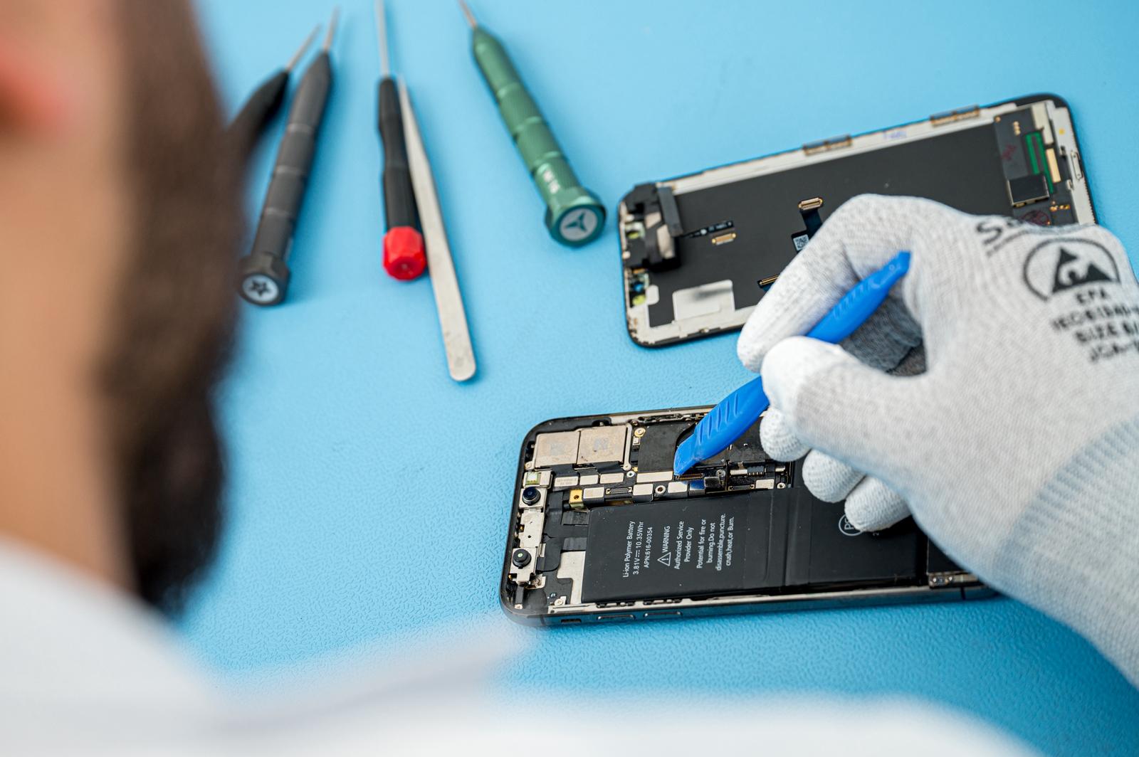 Telefoon Reparatie Dokkum specialist repareert iPhone scherm met professioneel gereedschap