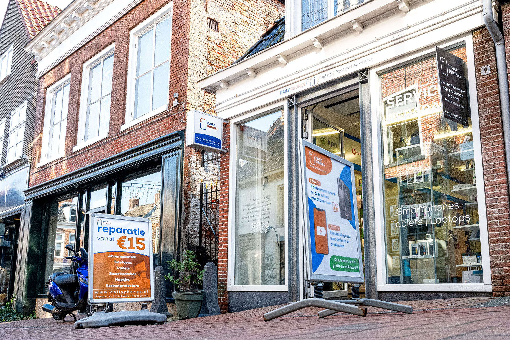 Daily Phones telefoon reparatie winkel aan de Waagstraat 14A in Dokkum &mdash; gevel en winkelpand